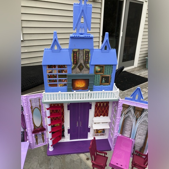 Disney Frozen 2 Fold And Go Portable Arendelle Castle Play Set House - Picture 5 of 10